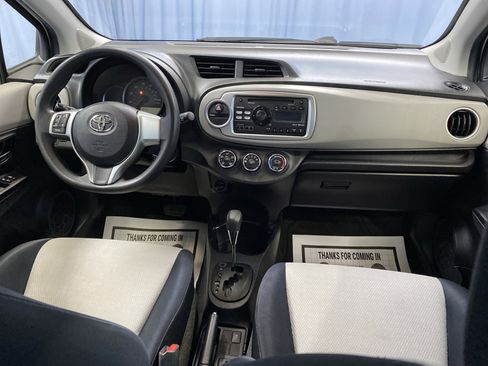 Used 2012 Toyota Yaris 4-Door Hatchback image 33