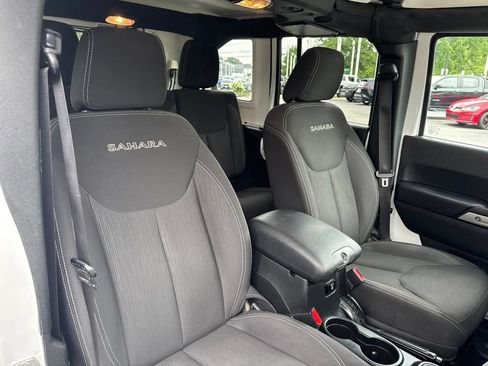 Used 2018 Jeep Wrangler Unlimited Sahara w/ Connectivity Group AWD/4WD image 32