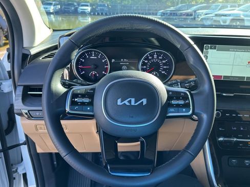 Used 2023 Kia Carnival EX image 15