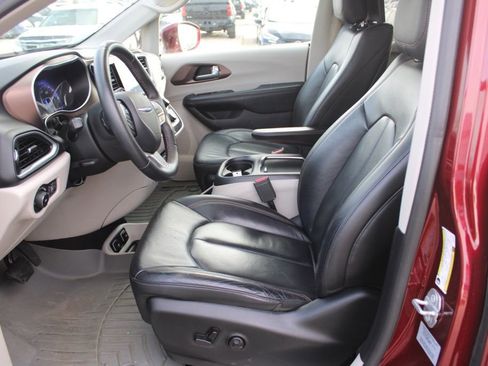 Used 2017 Chrysler Pacifica Touring-L Plus w/ Advanced Safetytec Group image 16