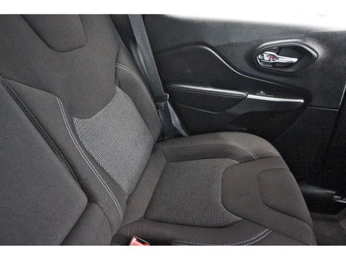 Used 2020 Jeep Cherokee Latitude w/ Mopar Interior Package FWD image 15