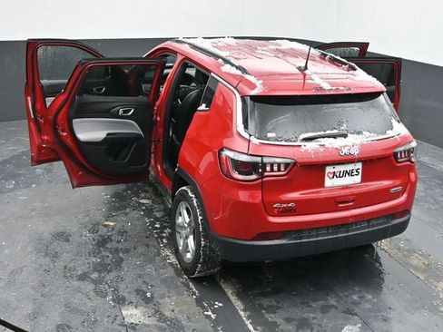 Used 2024 Jeep Compass Latitude image 61