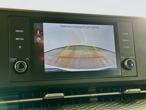 Used 2024 Kia Carnival LX image 22