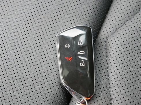 Certified 2025 Volkswagen Atlas SE image 38