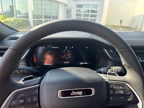 Used 2024 Jeep Grand Cherokee L Altitude AWD/4WD image 12
