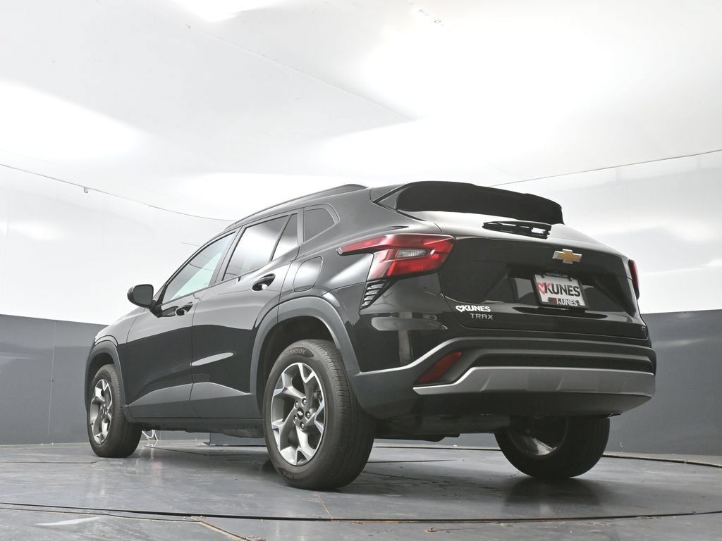 Used 2025 Chevrolet Trax LT FWD image 56