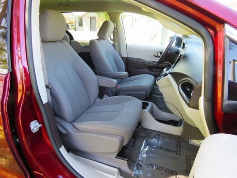 Used 2021 Chrysler Voyager LX image 15