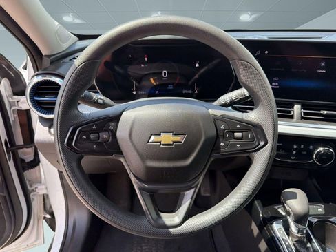 Used 2025 Chevrolet Trax LT FWD image 16