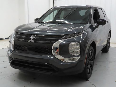 New 2026 Mitsubishi Outlander LE FWD image 8