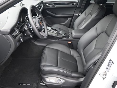 Certified 2026 Porsche Macan AWD/4WD image 6