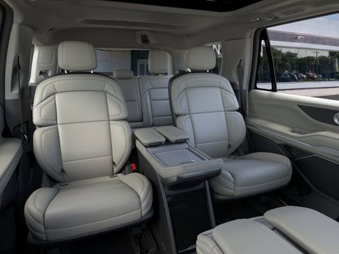 New 2026 Lincoln Navigator Reserve w/ Jet Appearance Package AWD/4WD image 12