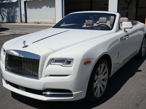 Used 2017 Rolls-Royce Dawn image 11