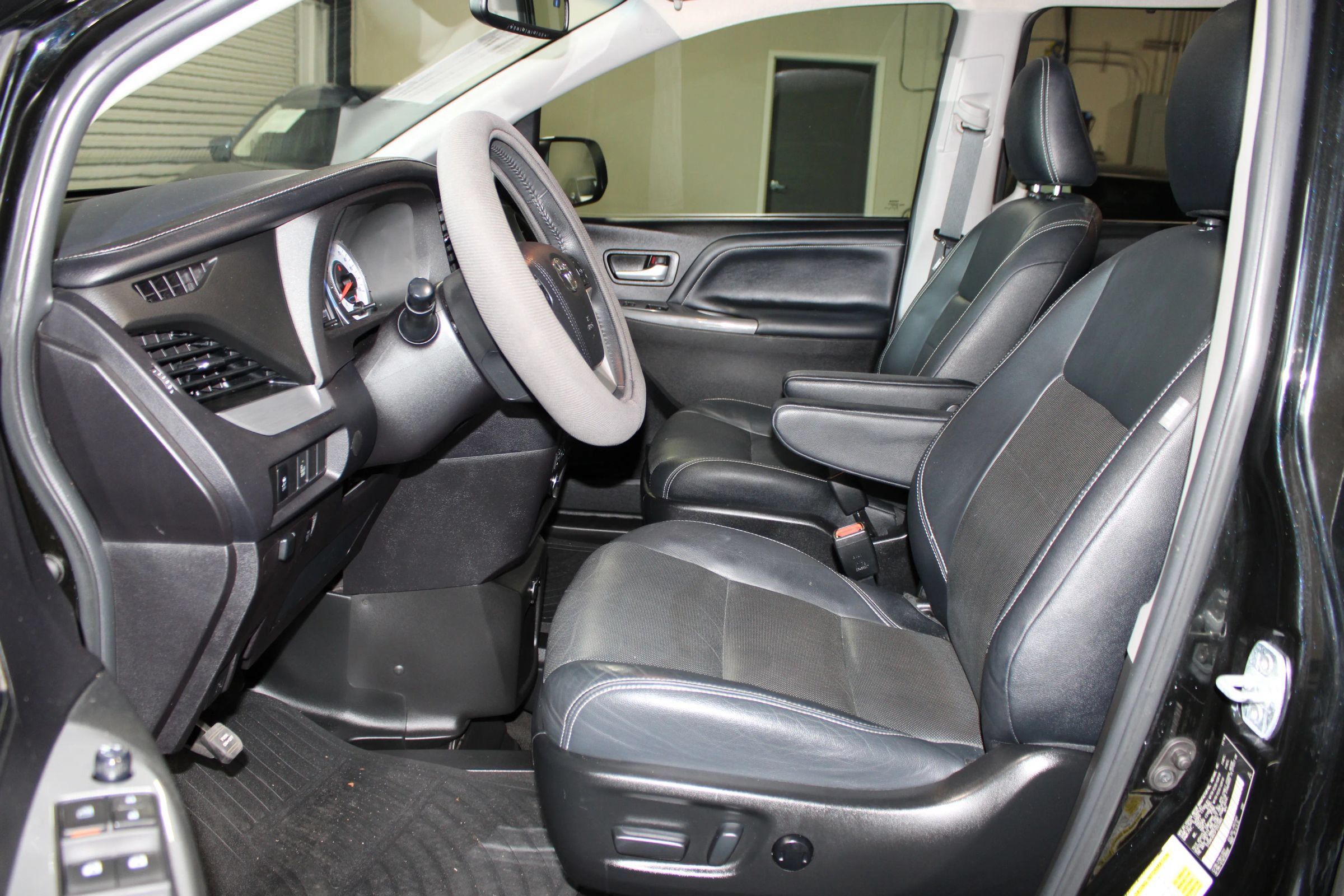 Used 2015 Toyota Sienna SE w/ SE Preferred Package FWD image 11