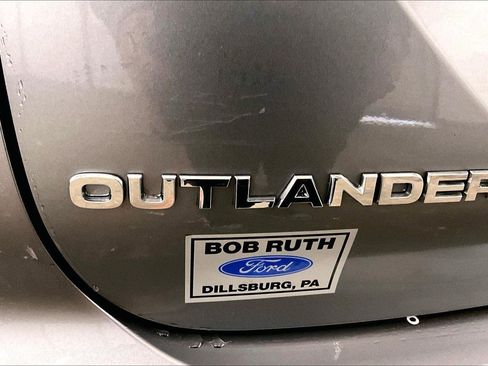 Used 2022 Mitsubishi Outlander SE image 13