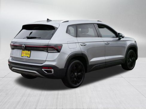 Used 2025 Volkswagen Taos SE w/ Black Wheel Package FWD image 7