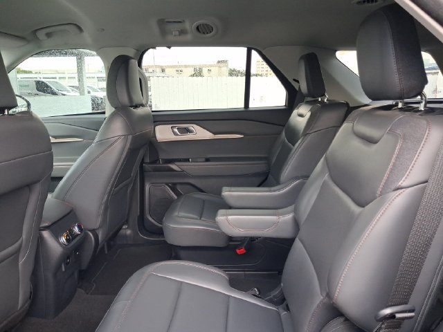 Used 2025 Ford Explorer Active w/ Active Comfort Package RWD image 6