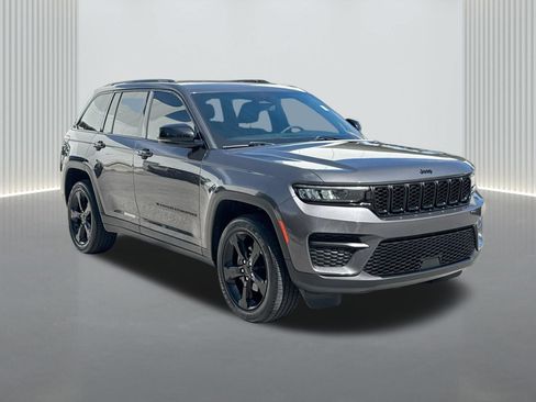Used 2024 Jeep Grand Cherokee Altitude AWD/4WD image 7
