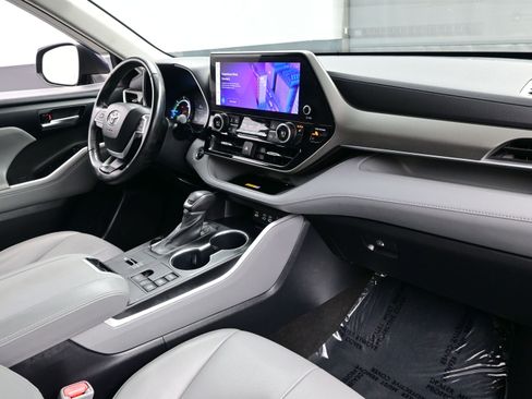 Used 2023 Toyota Highlander XLE image 15