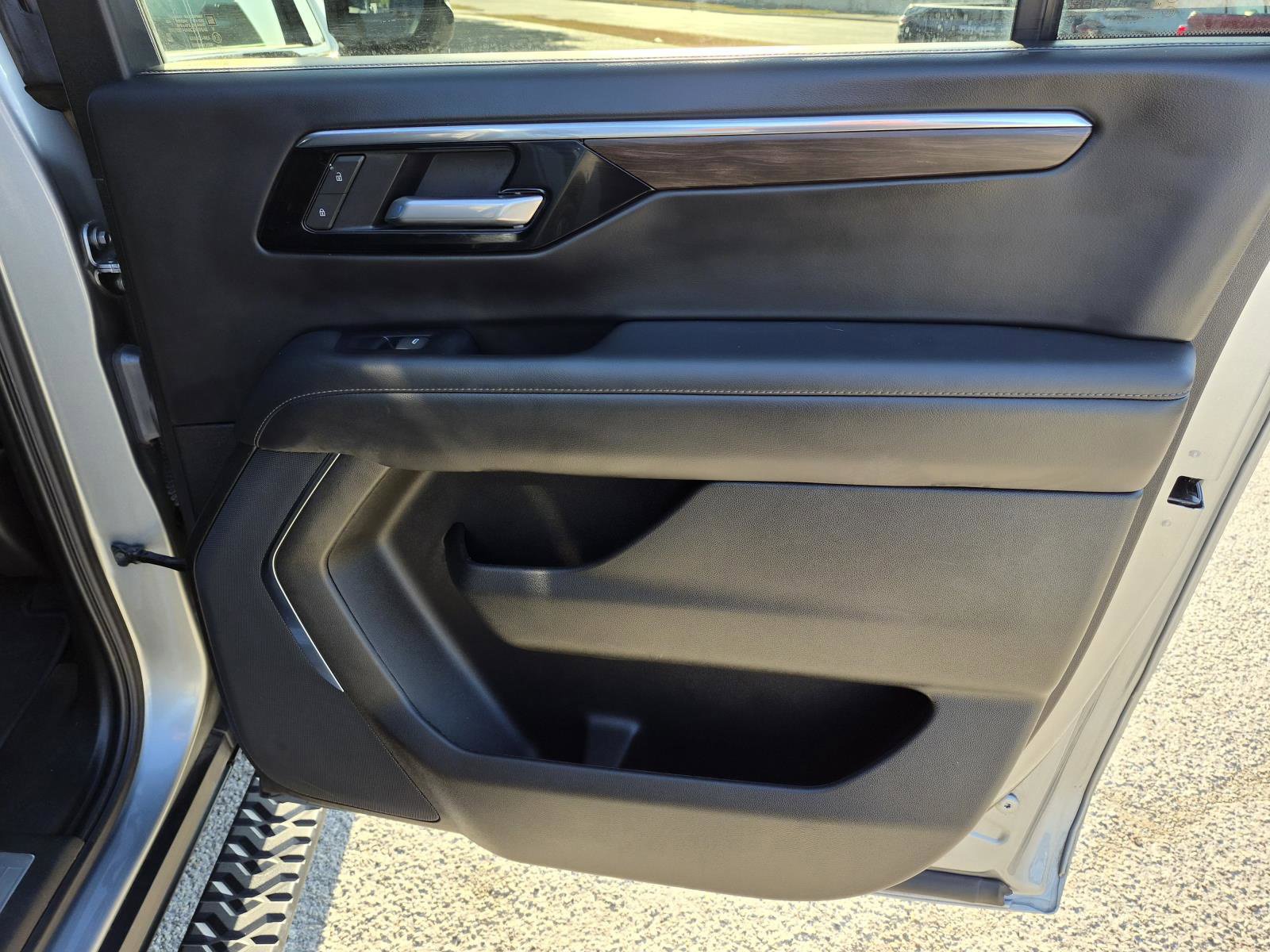 Used 2025 Chevrolet Suburban Z71 AWD/4WD image 11