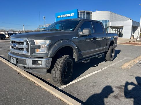 Used 2017 Ford F150 XLT w/ Trailer Tow Package image 3