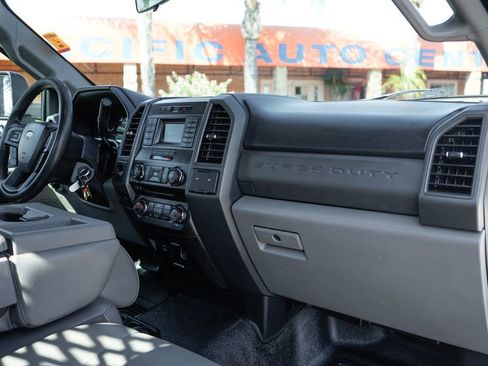 Used 2017 Ford F550 2WD Regular Cab Super Duty image 30