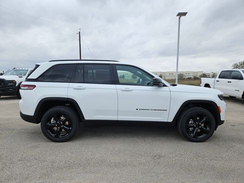 New 2025 Jeep Grand Cherokee Altitude image 2