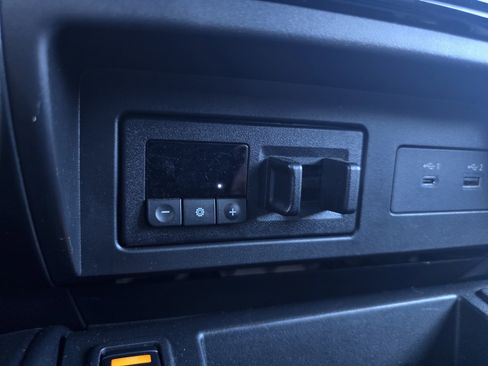 Used 2024 Nissan Titan SV w/ SV Convenience Package image 32