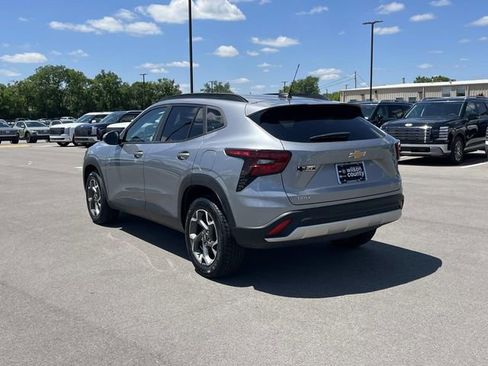 Used 2024 Chevrolet Trax LT w/ Sunroof Package FWD image 7