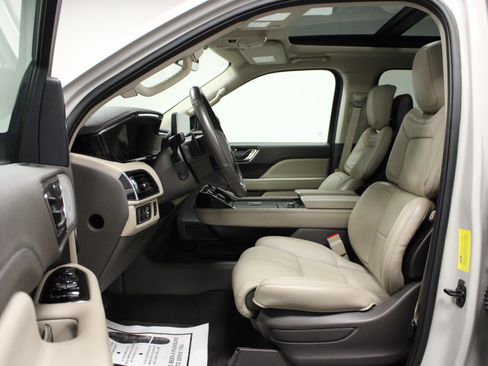 Used 2024 Lincoln Navigator Reserve AWD/4WD image 12