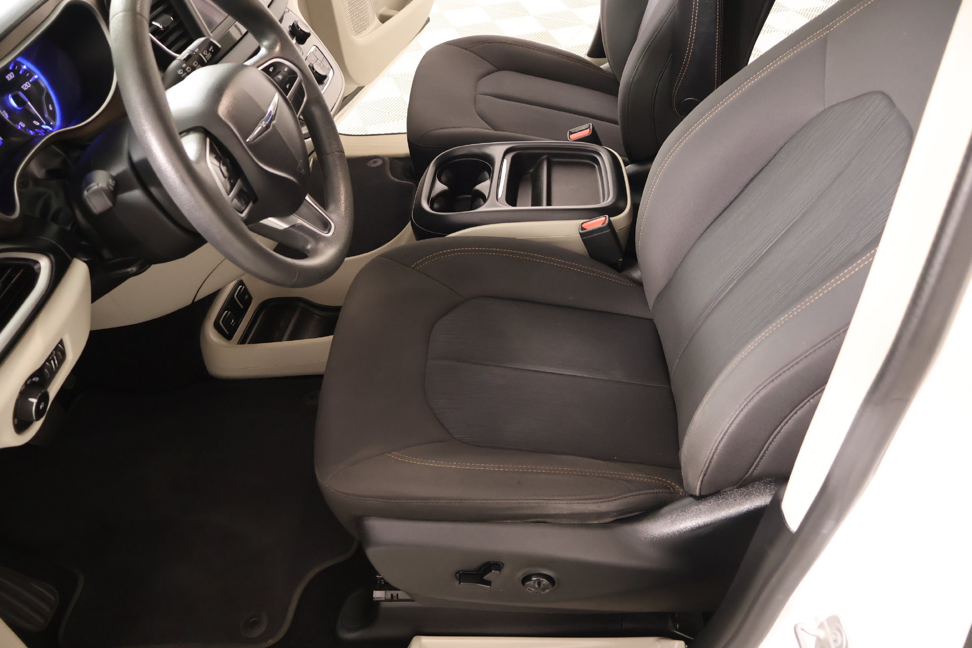 Used 2018 Chrysler Pacifica Touring Plus w/ Tire & Wheel Group FWD image 10