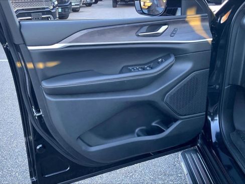 Used 2023 Jeep Grand Cherokee Limited image 19