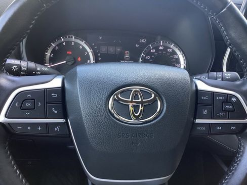 Used 2023 Toyota Highlander LE FWD image 16
