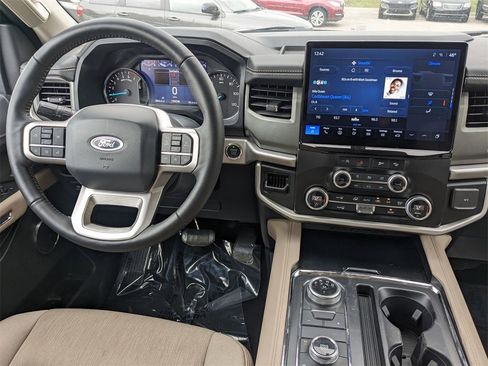 Used 2024 Ford Expedition XLT image 22
