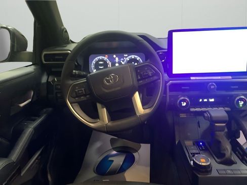 Used 2025 Toyota 4Runner Limited AWD/4WD image 15