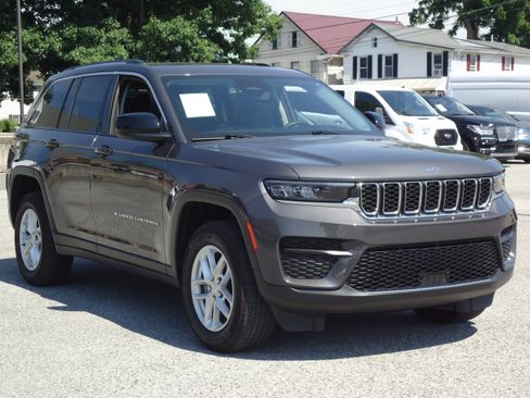 Used 2023 Jeep Grand Cherokee Laredo X AWD/4WD image 1
