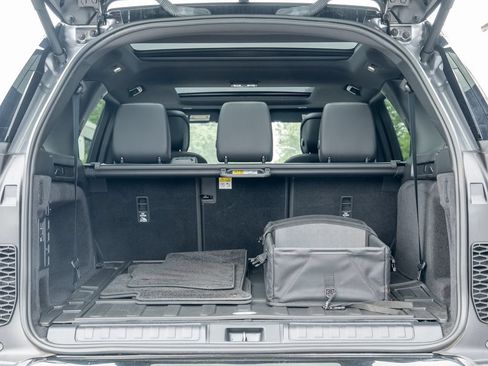 Certified 2025 Land Rover Discovery Dynamic SE AWD/4WD image 38