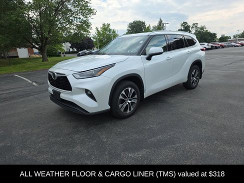 Used 2022 Toyota Highlander XLE AWD/4WD image 4