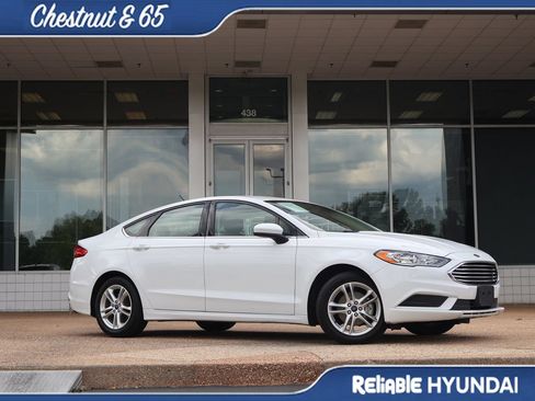 Used 2018 Ford Fusion SE w/ Fusion SE Technology Package FWD image 2