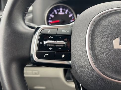 Used 2022 Kia Carnival LX image 10