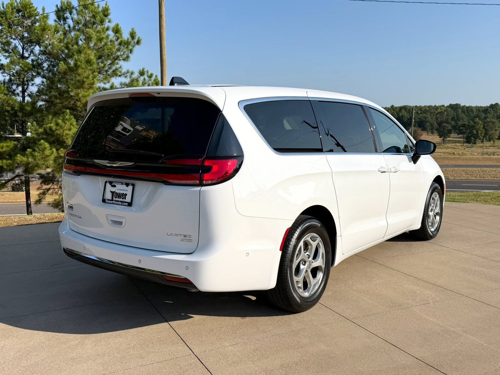 Used 2024 Chrysler Pacifica Limited AWD/4WD image 6