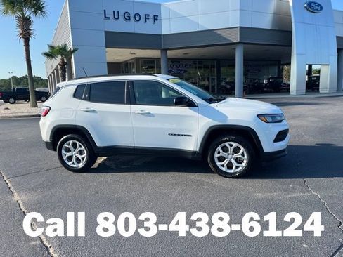 Used 2024 Jeep Compass Latitude AWD/4WD image 2