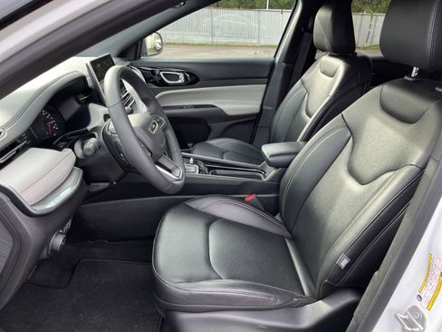 Used 2025 Jeep Compass Limited image 38