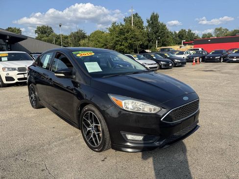 Used 2015 Ford Focus SE w/ SE Sport Package FWD image 4