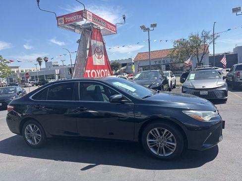 Used 2017 Toyota Camry SE image 3