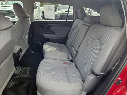 Used 2021 Toyota Highlander LE AWD/4WD image 14