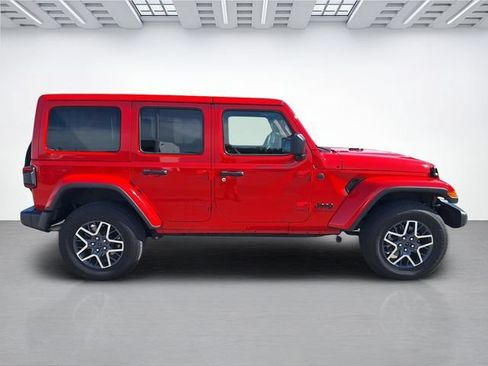 Used 2025 Jeep Wrangler Unlimited Sahara AWD/4WD image 3