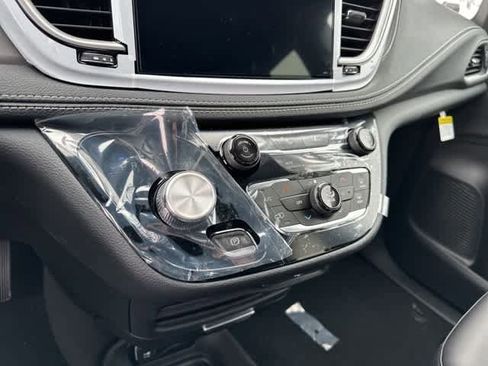 New 2026 Chrysler Pacifica Select image 5