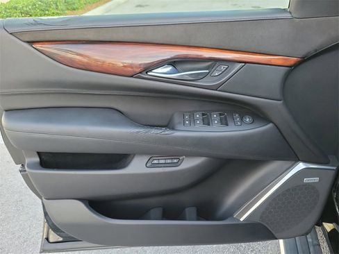 Used 2015 Cadillac Escalade Premium image 16