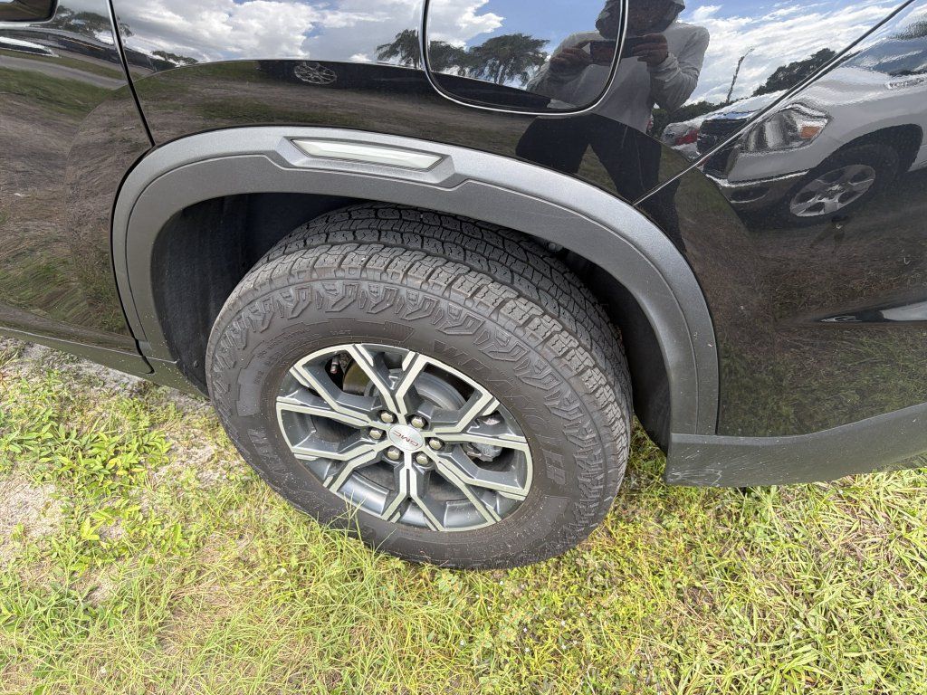 Used 2025 GMC Acadia AT4 AWD/4WD image 10