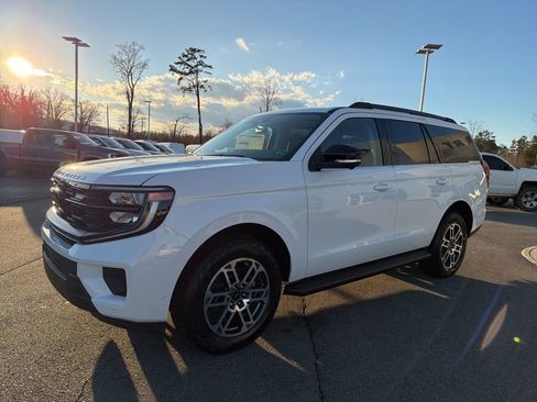 New 2025 Ford Expedition Active image 7